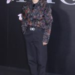 俳優・吉沢亮、花柄のレースジャケットを纏いDIOR（ディオール）メンズショーに登場！＜ディオール メンズプレフォールショー＞