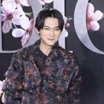俳優・吉沢亮、花柄のレースジャケットを纏いDIOR（ディオール）メンズショーに登場！＜ディオール メンズプレフォールショー＞