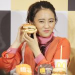 女優・岡田結実のマクドナルド会見に蝶野正洋が乱入！タッグで新商品をPR！