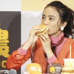 女優・岡田結実のマクドナルド会見に蝶野正洋が乱入！タッグで新商品をPR！
