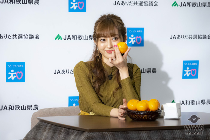 菊地亜美、こたつでみかんの思い出をぬくぬく語る。「爪の中が黄色くなるほど食べてました」