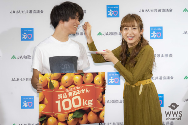 菊地亜美、こたつでみかんの思い出をぬくぬく語る。「爪の中が黄色くなるほど食べてました」