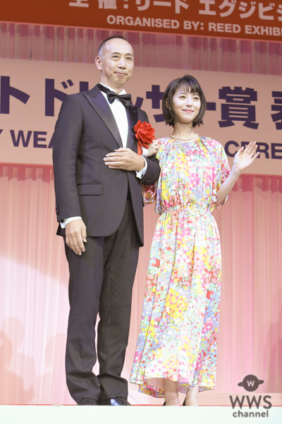女優・浜辺美波が「第30回日本ジュエリーベストドレッサー賞」を受賞！「身も心も輝けるように頑張りたい」