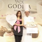 紗栄子が大きなリボンを胸にまとい、自身のバレンタイントークを展開！GODIVAのプレス発表会に登場！