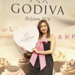 紗栄子が大きなリボンを胸にまとい、自身のバレンタイントークを展開！GODIVAのプレス発表会に登場！