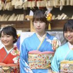女優・川栄李奈、飯豊まりえらが鮮やかな晴れ着姿で撮影会に登場!