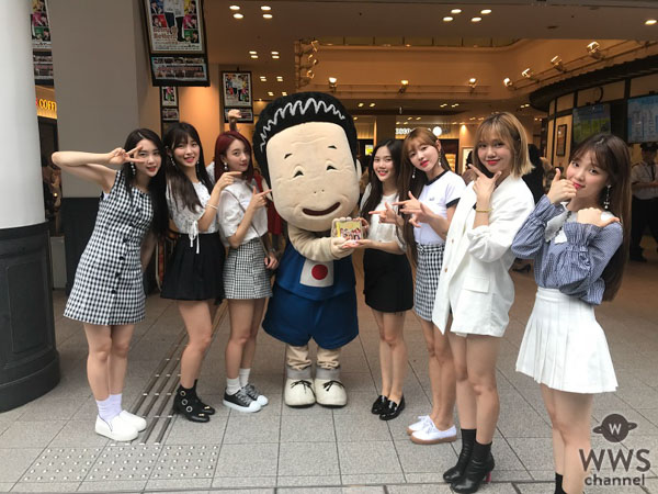 OH MY GIRL、日本デビューフリーライブにて間寛平師匠がサプライズ登場！本物のおしりかき“かい～の”を伝授！！