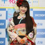 新成人の平祐奈がオーダーメイドの晴れ着姿を披露！ “平成最後にふさわしいカレンダー”を手に「今年の目標は“極める”」