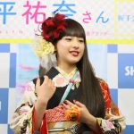 新成人の平祐奈がオーダーメイドの晴れ着姿を披露！ “平成最後にふさわしいカレンダー”を手に「今年の目標は“極める”」