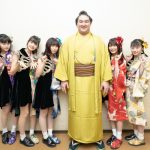 まねきケチャ、NHK福祉大相撲に登場！竜電関と「U.S.A.」を披露！