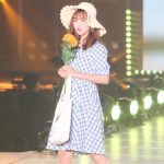 藤田ニコル、チェック柄のワンピースで可憐にランウェイ！＜関西コレクション2019 S/S＞