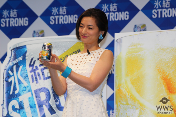 尾野真千子が「氷結®ストロング」のリニューアル発表会に登壇！氷結ストロング®がさらに美味しくなった秘密を披露！