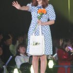 藤田ニコル、チェック柄のワンピースで可憐にランウェイ！＜関西コレクション2019 S/S＞