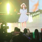 藤田ニコル、チェック柄のワンピースで可憐にランウェイ！＜関西コレクション2019 S/S＞