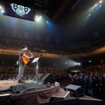 【ライブレポート】秦基博、J-WAVE・トーキョーギタージャンボリーで『スミレ』を披露！両国国技館に11,000のスミレの花が咲き誇る！＜30th J-WAVE TOKYO GUITAR JAMBOREE＞