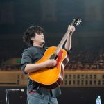 【ライブレポート】秦基博、J-WAVE・トーキョーギタージャンボリーで『スミレ』を披露！両国国技館に11,000のスミレの花が咲き誇る！＜30th J-WAVE TOKYO GUITAR JAMBOREE＞