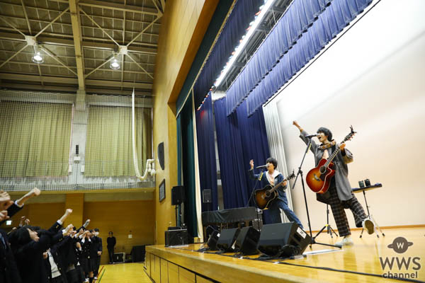 さくらしめじ、中学校サプライズライブ！生徒全員と合唱で大きな感動と一体感！