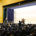 さくらしめじ、中学校サプライズライブ！生徒全員と合唱で大きな感動と一体感！