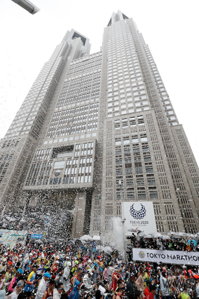 東京マラソン2019がいよいよ開幕！降りしきる雨の中、都庁前をスタート！