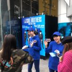 三代目 J SOUL BROTHERS from EXILE TRIBEが渋谷でフィンガーフラッグをゲリラ配付！