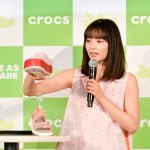 広瀬すず、クロックスのグローバルキャンペーン新アンバサダー記者発表会に春らしいピンクのクロックスを履いて登場！
