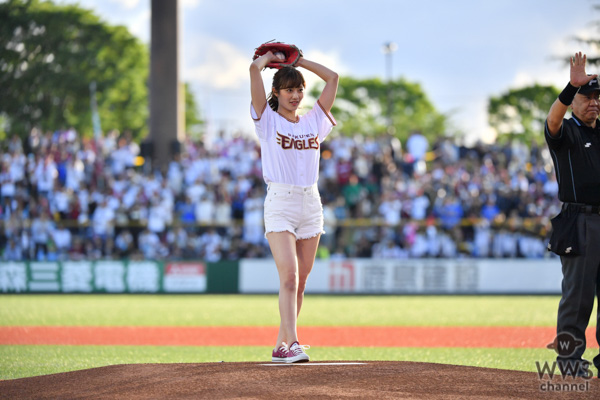 女優・奥山かずさが地元青森の初始球式でナイスストライク！