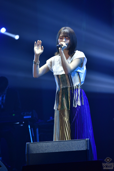 【ライブレポート】足立佳奈、TSCのライブステージで甘い恋歌3曲を熱唱！＜東京ストリートコレクション＞