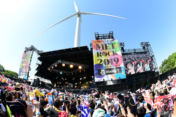 【ライブレポート】SHISHAMOが雲ひとつない青空の下で爽やかなステージを披露！「メトロック 2019」のWINDMILL FIELDに登場！