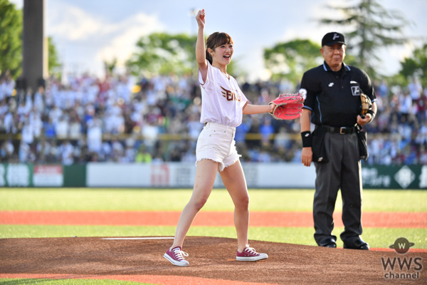 女優・奥山かずさが地元青森の初始球式でナイスストライク！