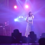 【ライブレポート】足立佳奈、TSCのライブステージで甘い恋歌3曲を熱唱！＜東京ストリートコレクション＞