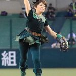 セレモニアルピッチにピーターパン役吉柳咲良、ウェンディ役河西智美が登場！人生初の始球式で宿敵フック船長と対決！！