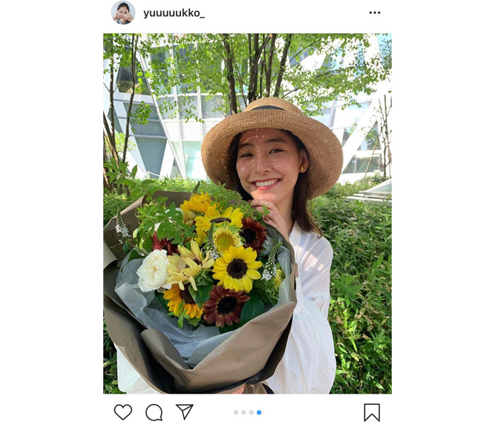 女優・新木優子が向日葵の花束を持ちクランクアップを報告！「お知らせしたいこと、、沢山あってうずうずしてますっ!!」