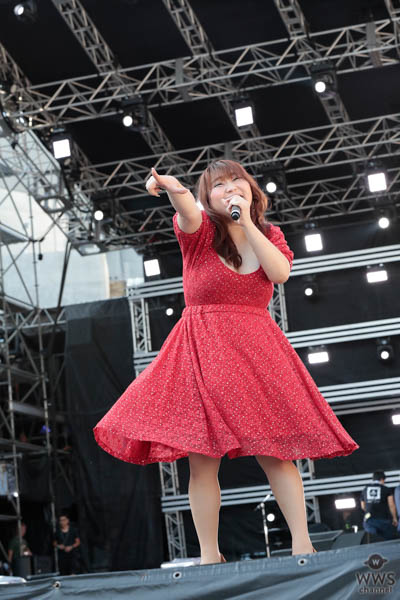 りんごちゃんが「a-nation 2019」大阪公演に赤いドレス姿で登場！＜a-nation 2019＞