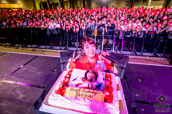 斉藤朱夏、バースデーフリーライブを開催！約3,000人のファンが駆け付けサプライズで会場が朱色に染まる！