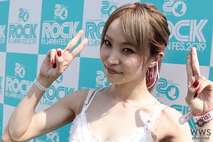 【動画】LiSAが白のステージ衣装で野外フェスの魅力を語る！「グチャグチャになるまで楽しむこと」 ＜ROCK IN JAPAN FESTIVAL 2019＞