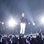 岡村隆史が今年で5年目となる「オールナイトニッポン歌謡祭」を開催！1万2500人の観客を前に白いスーツでクールにオープニングをキメる！