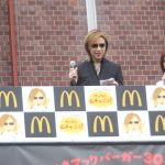 X JAPAN・YOSHIKIが新宿に登場！ 「てりやきマックバーガー」にムチャぶり？！「マクドナルドの活躍にはまだまだ及ばないが僕も世界で活躍したい。」