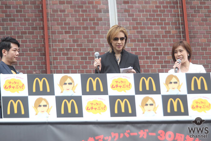 X JAPAN・YOSHIKIが新宿に登場！ 「てりやきマックバーガー」にムチャぶり？！「マクドナルドの活躍にはまだまだ及ばないが僕も世界で活躍したい。」