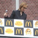 X JAPAN・YOSHIKIが新宿に登場！ 「てりやきマックバーガー」にムチャぶり？！「マクドナルドの活躍にはまだまだ及ばないが僕も世界で活躍したい。」