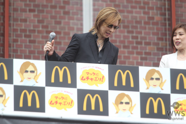 X JAPAN・YOSHIKIが新宿に登場！ 「てりやきマックバーガー」にムチャぶり？！「マクドナルドの活躍にはまだまだ及ばないが僕も世界で活躍したい。」