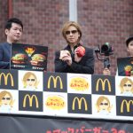 X JAPAN・YOSHIKIが新宿に登場！ 「てりやきマックバーガー」にムチャぶり？！「マクドナルドの活躍にはまだまだ及ばないが僕も世界で活躍したい。」