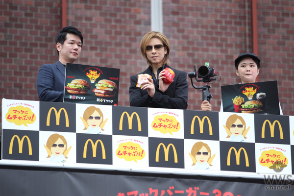 X JAPAN・YOSHIKIが新宿に登場！ 「てりやきマックバーガー」にムチャぶり？！「マクドナルドの活躍にはまだまだ及ばないが僕も世界で活躍したい。」