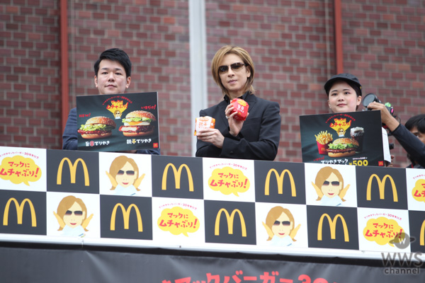 X JAPAN・YOSHIKIが新宿に登場！ 「てりやきマックバーガー」にムチャぶり？！「マクドナルドの活躍にはまだまだ及ばないが僕も世界で活躍したい。」