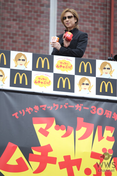 X JAPAN・YOSHIKIが新宿に登場！ 「てりやきマックバーガー」にムチャぶり？！「マクドナルドの活躍にはまだまだ及ばないが僕も世界で活躍したい。」