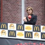 X JAPAN・YOSHIKIが新宿に登場！ 「てりやきマックバーガー」にムチャぶり？！「マクドナルドの活躍にはまだまだ及ばないが僕も世界で活躍したい。」