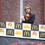 X JAPAN・YOSHIKIが新宿に登場！ 「てりやきマックバーガー」にムチャぶり？！「マクドナルドの活躍にはまだまだ及ばないが僕も世界で活躍したい。」
