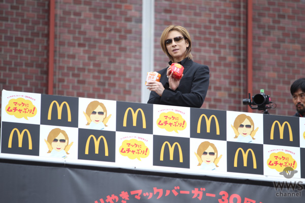 X JAPAN・YOSHIKIが新宿に登場！ 「てりやきマックバーガー」にムチャぶり？！「マクドナルドの活躍にはまだまだ及ばないが僕も世界で活躍したい。」