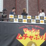 X JAPAN・YOSHIKIが新宿に登場！ 「てりやきマックバーガー」にムチャぶり？！「マクドナルドの活躍にはまだまだ及ばないが僕も世界で活躍したい。」