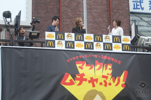 X JAPAN・YOSHIKIが新宿に登場！ 「てりやきマックバーガー」にムチャぶり？！「マクドナルドの活躍にはまだまだ及ばないが僕も世界で活躍したい。」