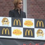 X JAPAN・YOSHIKIが新宿に登場！ 「てりやきマックバーガー」にムチャぶり？！「マクドナルドの活躍にはまだまだ及ばないが僕も世界で活躍したい。」